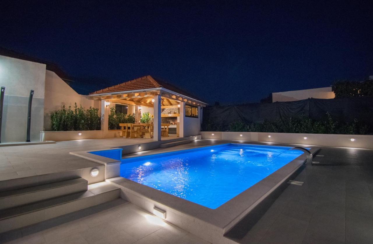 Villa Milena With Heated Pool And Jacuzzi Kostanje Luaran gambar